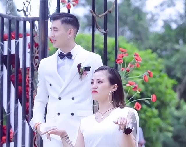 穿黑婚纱结婚的新娘怎么了(黑婚纱新娘带老公出镜) 穿黑婚纱结婚的新娘怎么了 黑婚纱新娘带老公出镜