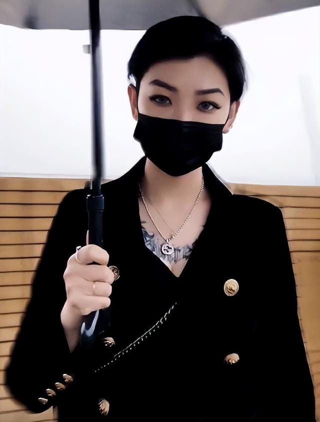 穿黑婚纱结婚的新娘怎么了(黑婚纱新娘带老公出镜) 穿黑婚纱结婚的新娘怎么了 黑婚纱新娘带老公出镜