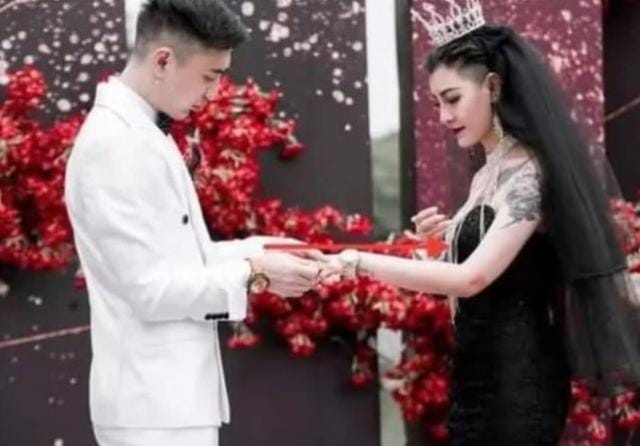 穿黑婚纱结婚的新娘怎么了(黑婚纱新娘带老公出镜) 穿黑婚纱结婚的新娘怎么了 黑婚纱新娘带老公出镜