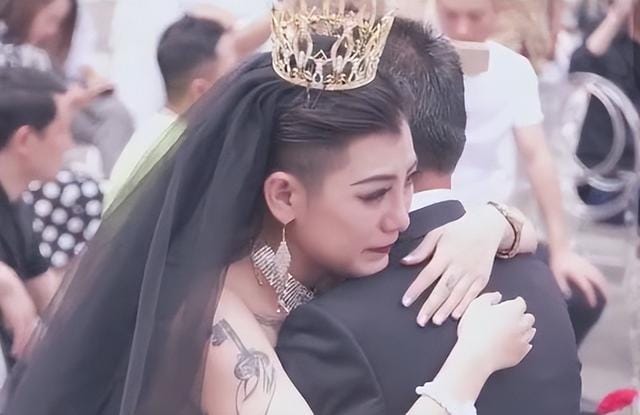 穿黑婚纱结婚的新娘怎么了(黑婚纱新娘带老公出镜) 穿黑婚纱结婚的新娘怎么了 黑婚纱新娘带老公出镜