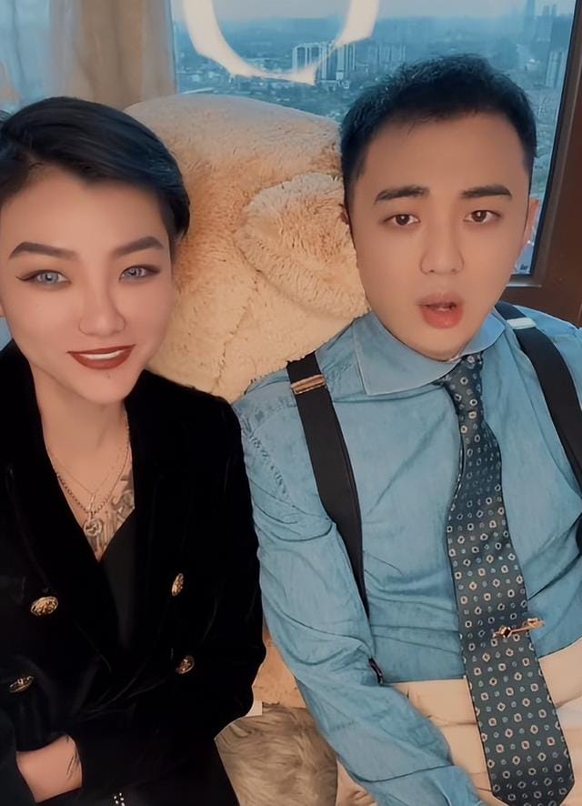 穿黑婚纱结婚的新娘怎么了(黑婚纱新娘带老公出镜) 穿黑婚纱结婚的新娘怎么了 黑婚纱新娘带老公出镜