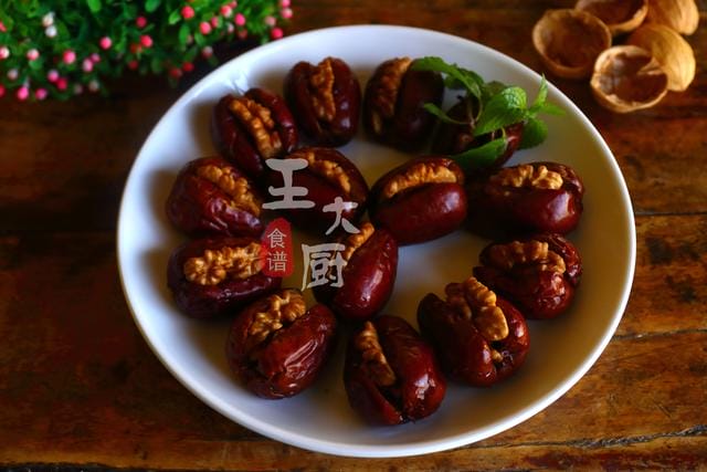 如何用红枣核桃仁做零食(红枣夹核桃仁自己也能做) 如何用红枣核桃仁做零食 红枣夹核桃仁自己也能做