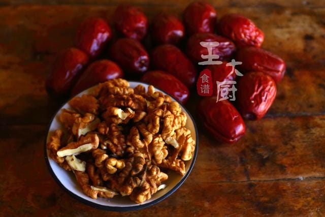 如何用红枣核桃仁做零食(红枣夹核桃仁自己也能做) 如何用红枣核桃仁做零食 红枣夹核桃仁自己也能做
