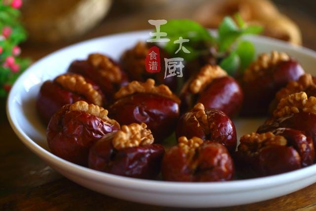 如何用红枣核桃仁做零食(红枣夹核桃仁自己也能做) 如何用红枣核桃仁做零食 红枣夹核桃仁自己也能做