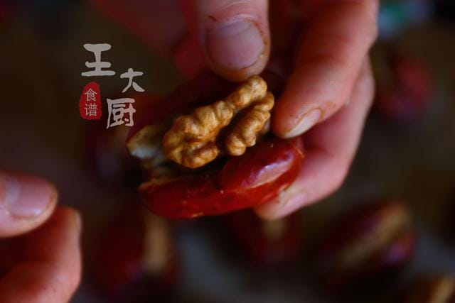 如何用红枣核桃仁做零食(红枣夹核桃仁自己也能做) 如何用红枣核桃仁做零食 红枣夹核桃仁自己也能做