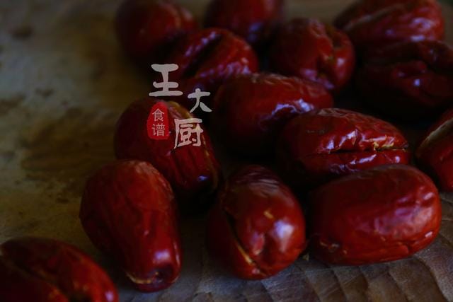 如何用红枣核桃仁做零食(红枣夹核桃仁自己也能做) 如何用红枣核桃仁做零食 红枣夹核桃仁自己也能做