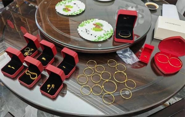 女子一次性买30万黄金被金店索赔(准新郎3个月赚了27万元黄金首饰) 女子一次性买30万黄金被金店索赔 准新郎3个月赚了27万元黄金首饰