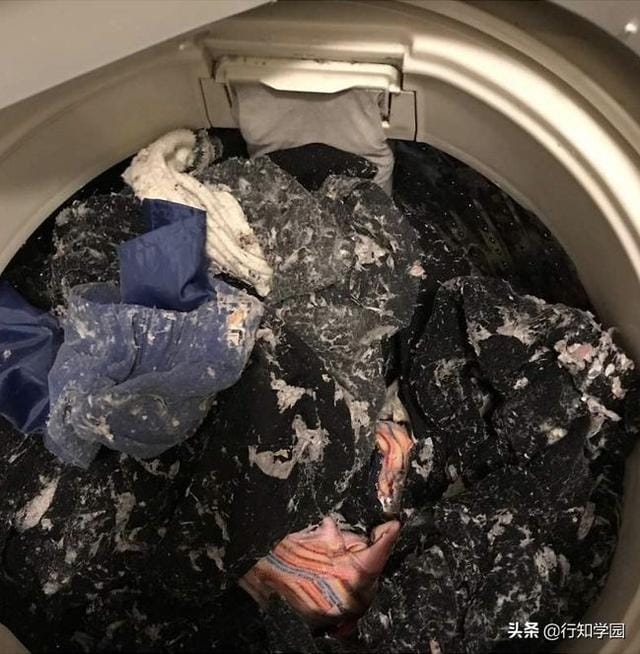 洗衣服忘记掏卫生纸怎样清洗干净(洗衣服时餐巾纸怎么办) 洗衣服忘记掏卫生纸怎样清洗干净 洗衣服时餐巾纸怎么办