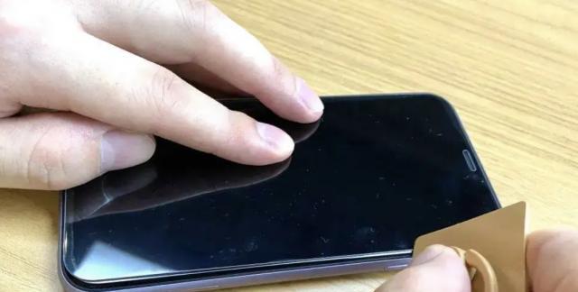 如何正确贴上钢化膜（保护手机屏幕，从贴钢化膜开始）