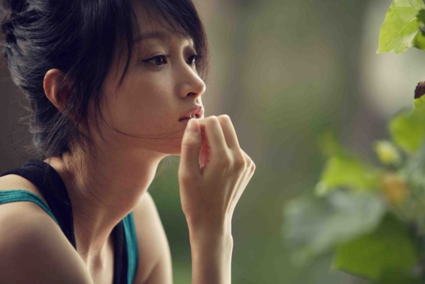 ​沈佳妮的个人资料简介(为爱回归家庭，嫁给朱亚文婚后生俩娃，一家四口幸福甜蜜