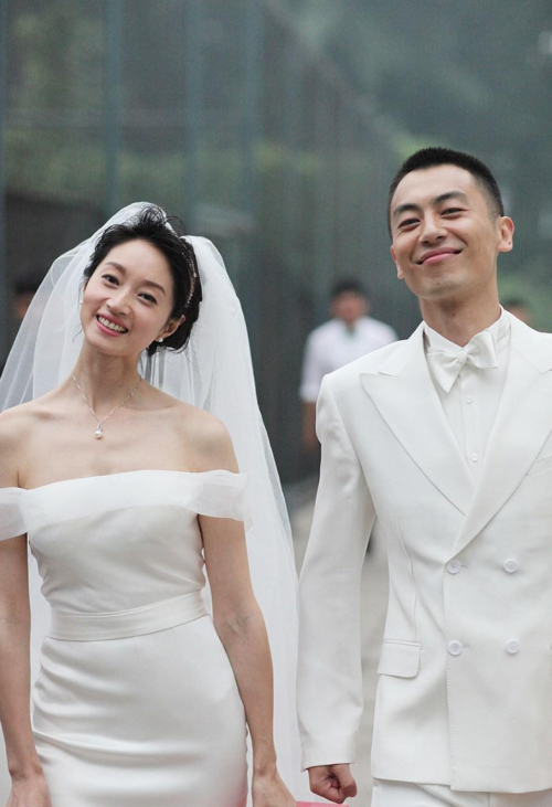 ​沈佳妮的个人资料简介(为爱回归家庭，嫁给朱亚文婚后生俩娃，一家四口幸福甜蜜