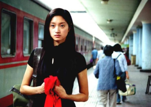 ​沈佳妮的个人资料简介(为爱回归家庭，嫁给朱亚文婚后生俩娃，一家四口幸福甜蜜